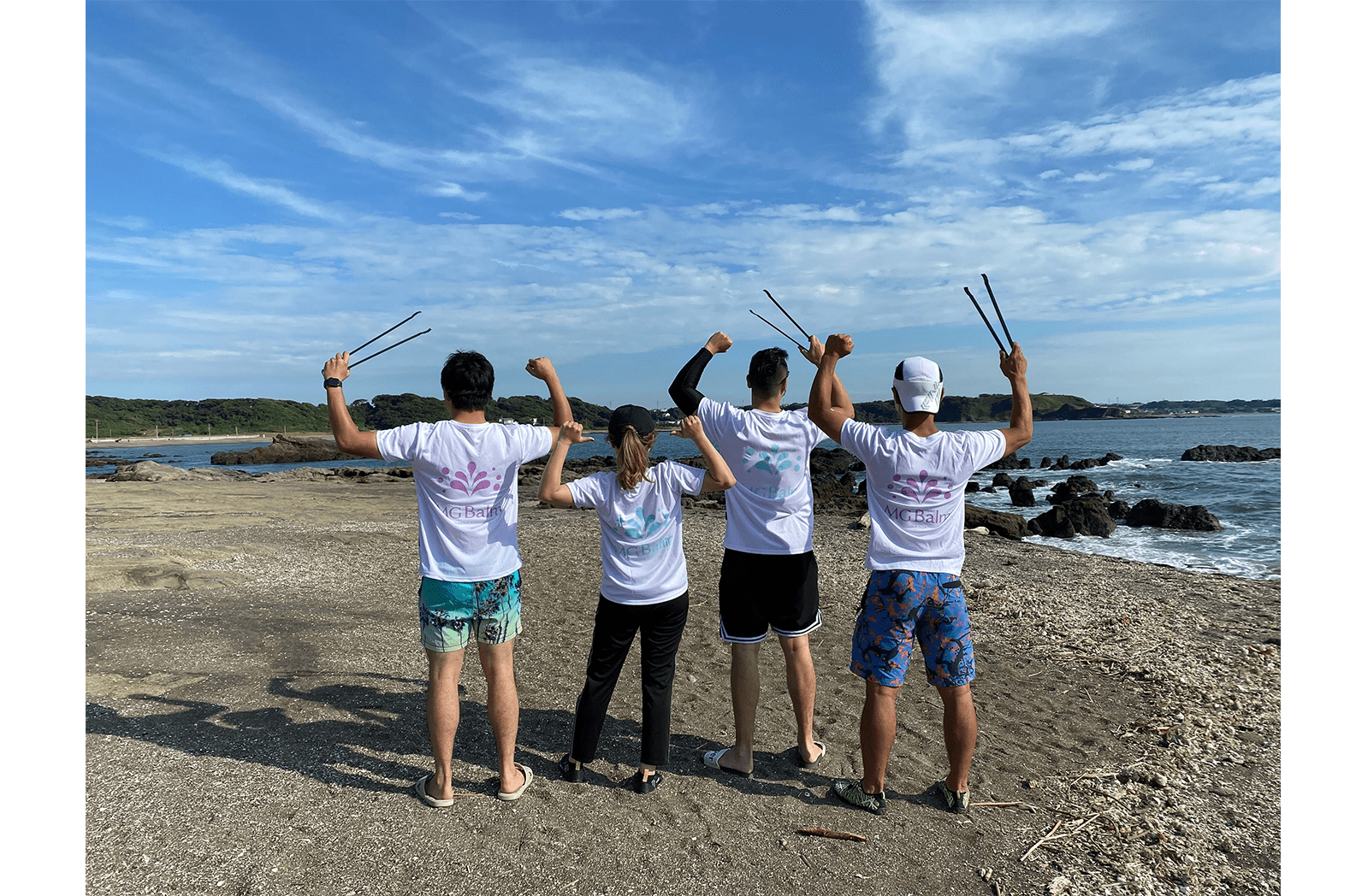 社員全員で海岸の清掃活動を行いました